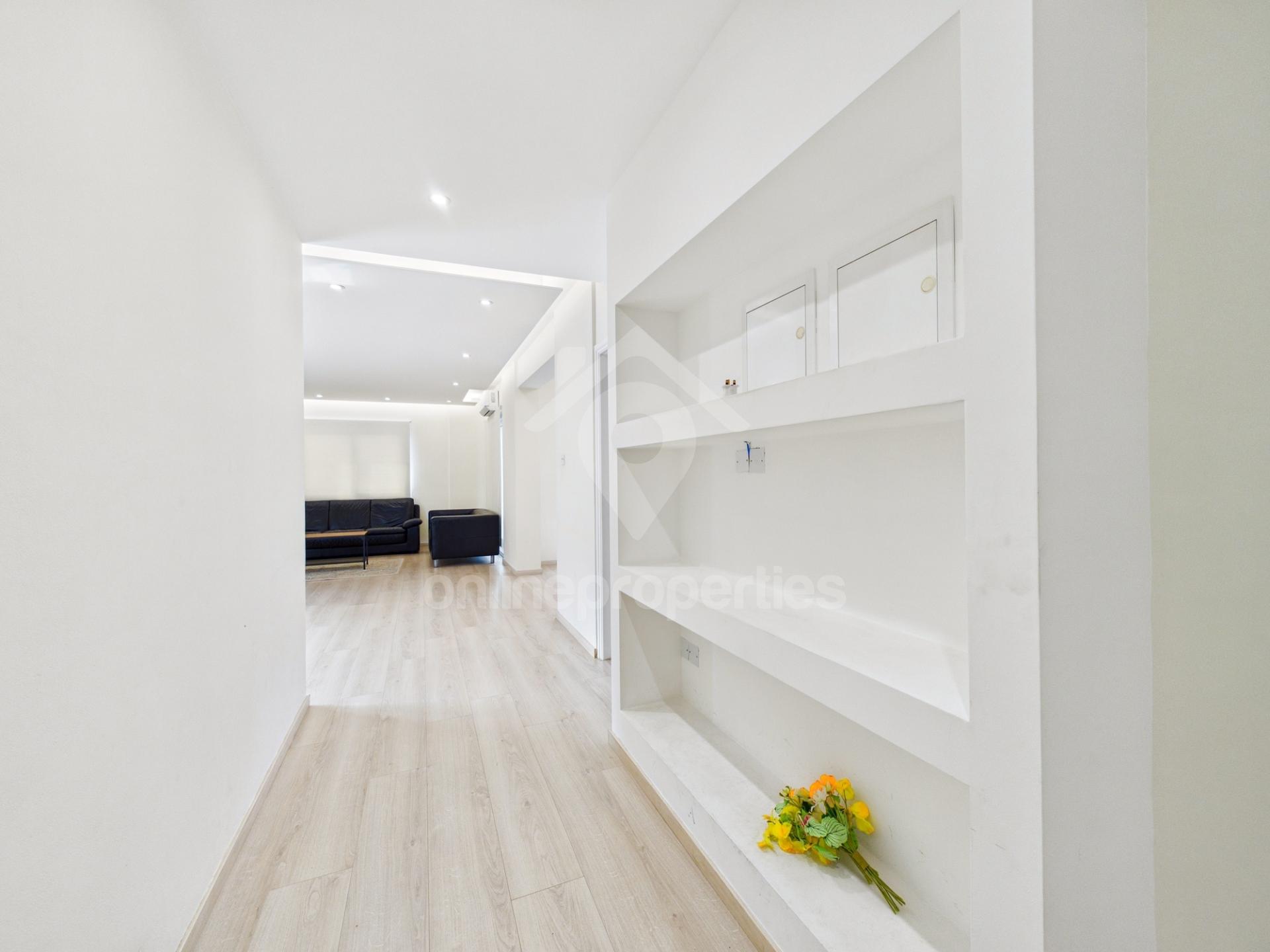 To change image, hover mouse over thumbnails below