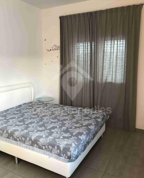 To change image, hover mouse over thumbnails below