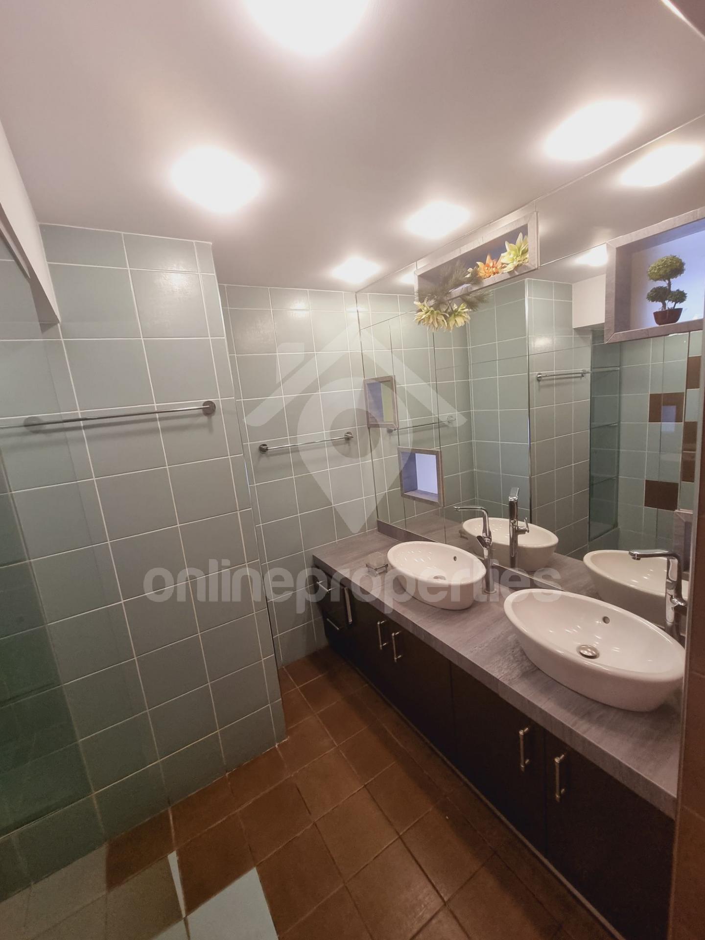 To change image, hover mouse over thumbnails below