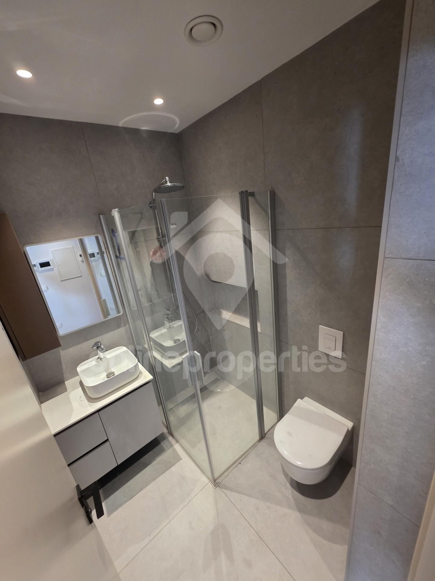 To change image, hover mouse over thumbnails below