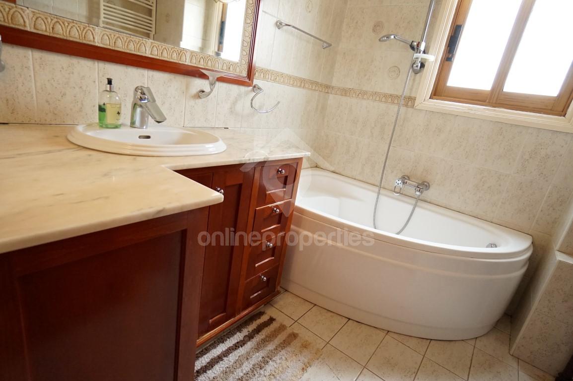 To change image, hover mouse over thumbnails below