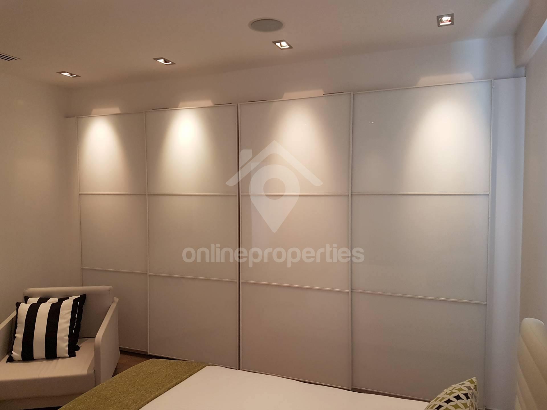 To change image, hover mouse over thumbnails below