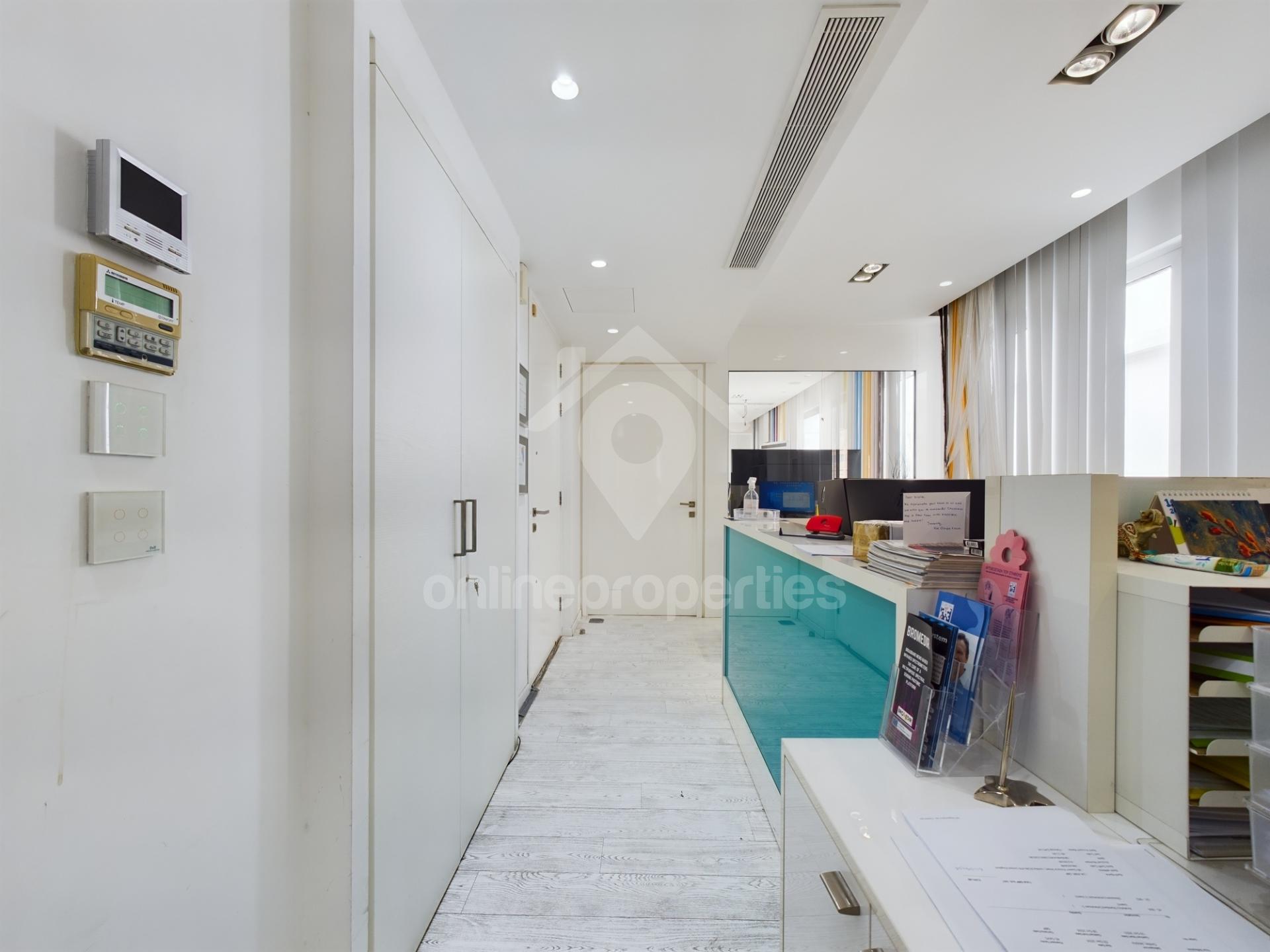 To change image, hover mouse over thumbnails below