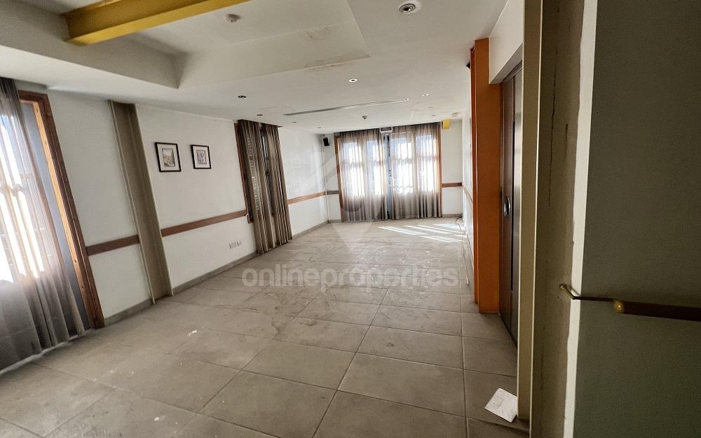 To change image, hover mouse over thumbnails below