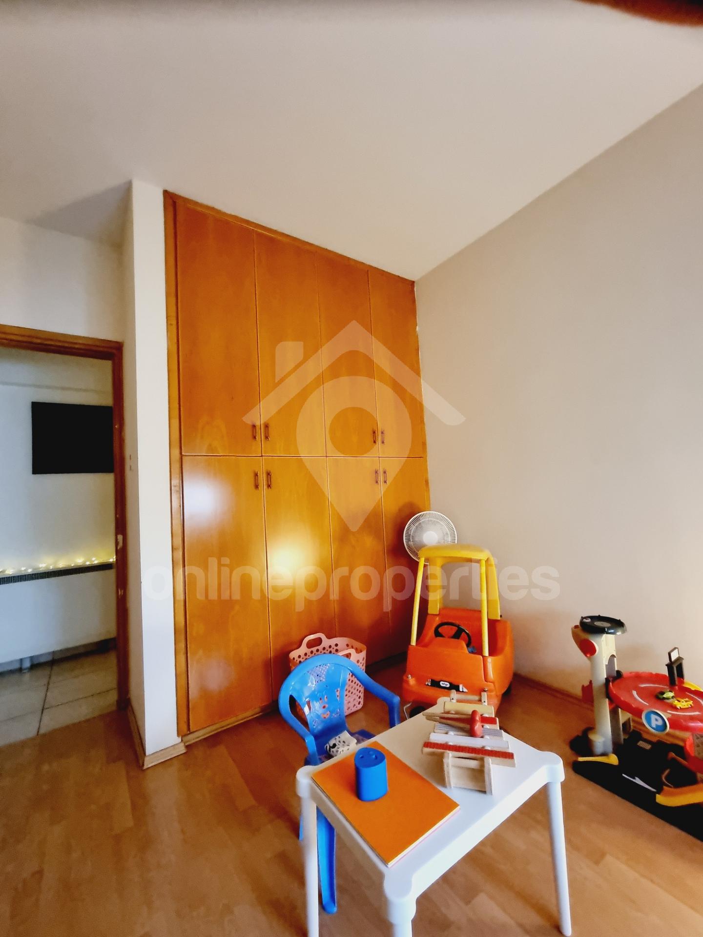 To change image, hover mouse over thumbnails below