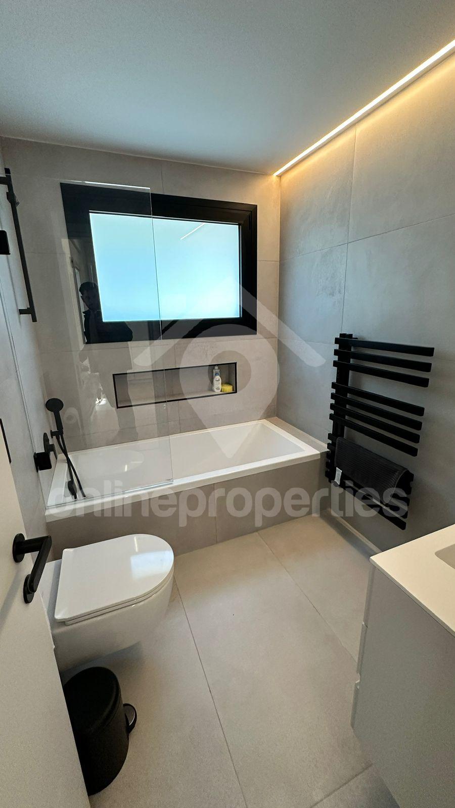 To change image, hover mouse over thumbnails below