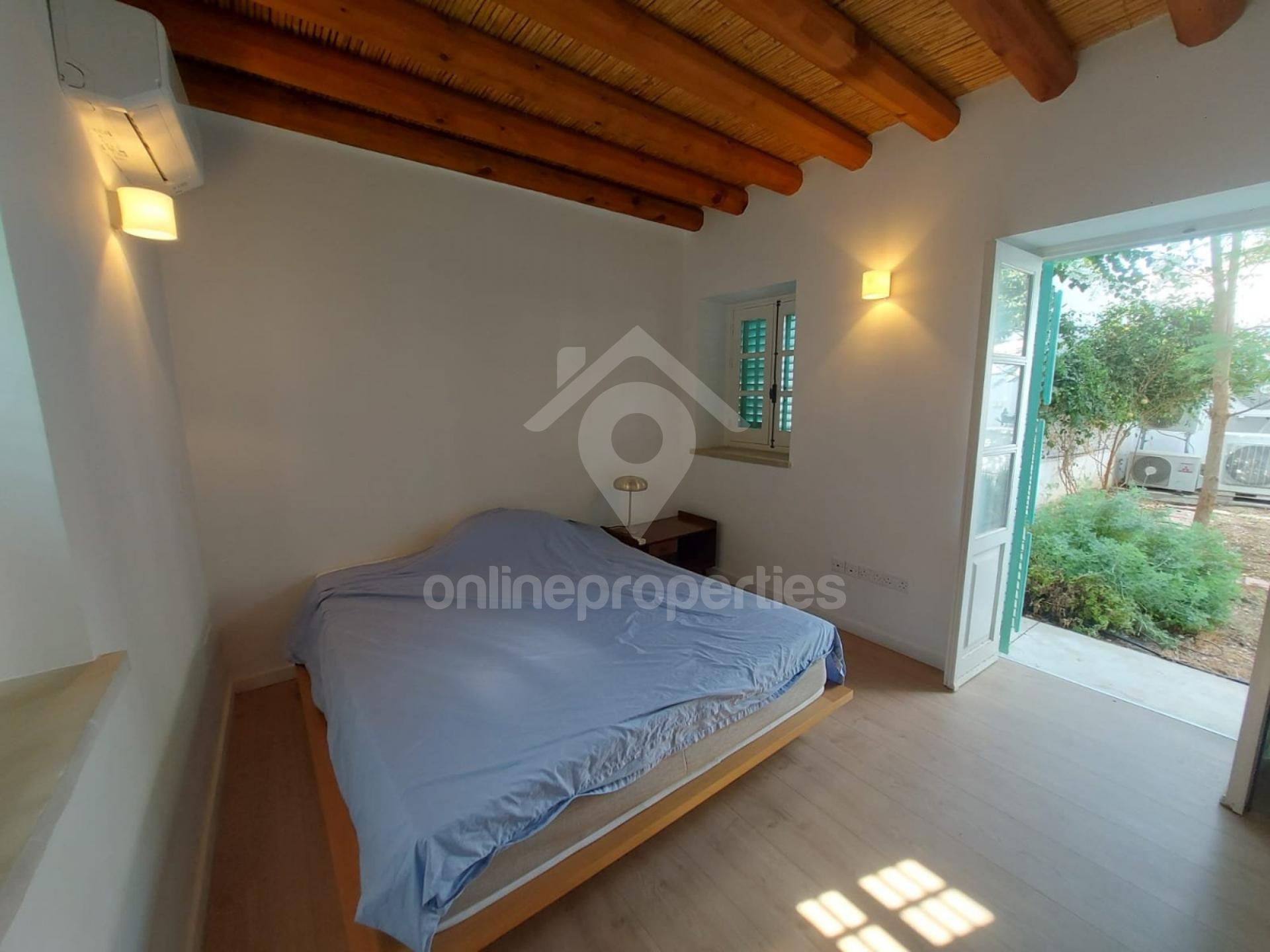 To change image, hover mouse over thumbnails below