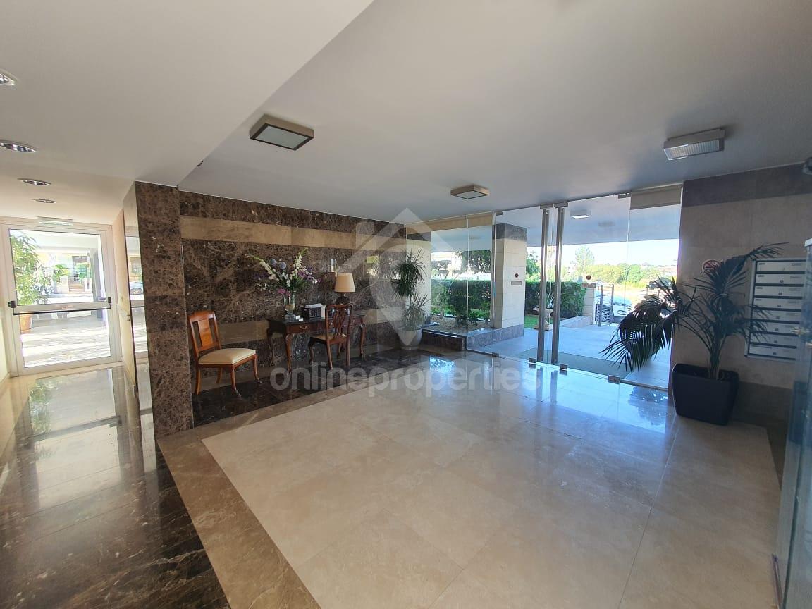 To change image, hover mouse over thumbnails below