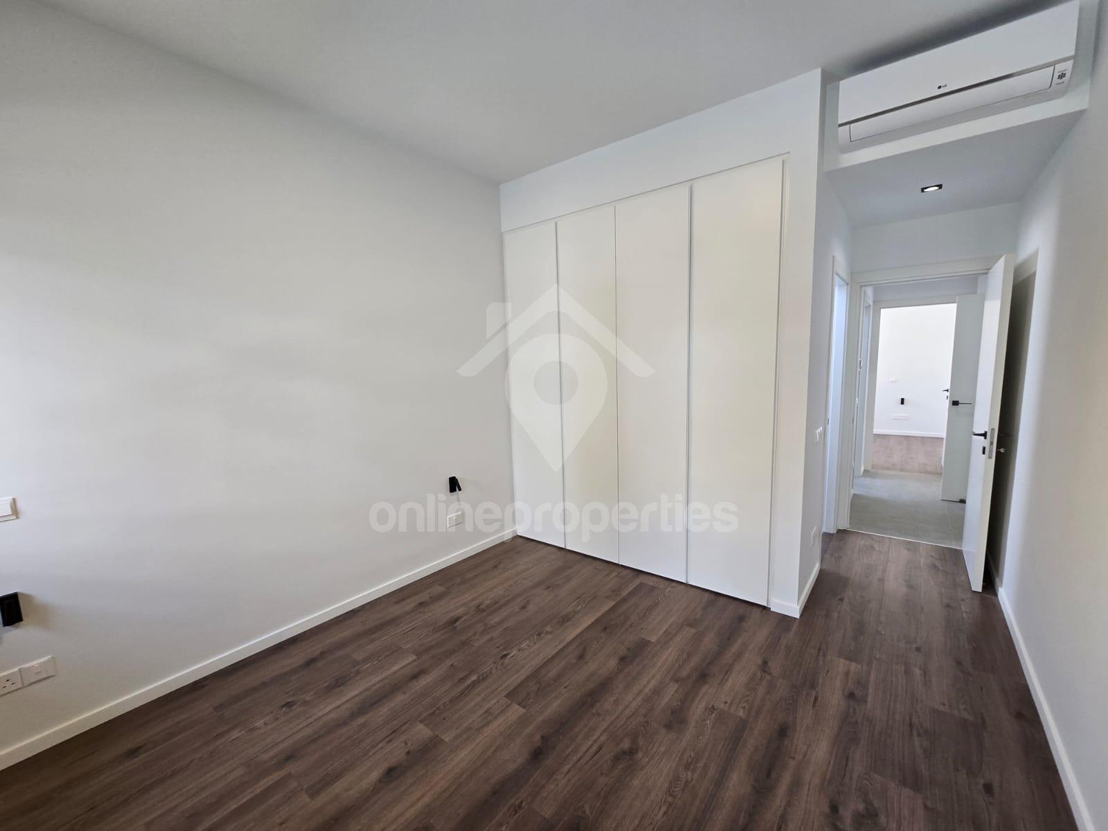 To change image, hover mouse over thumbnails below