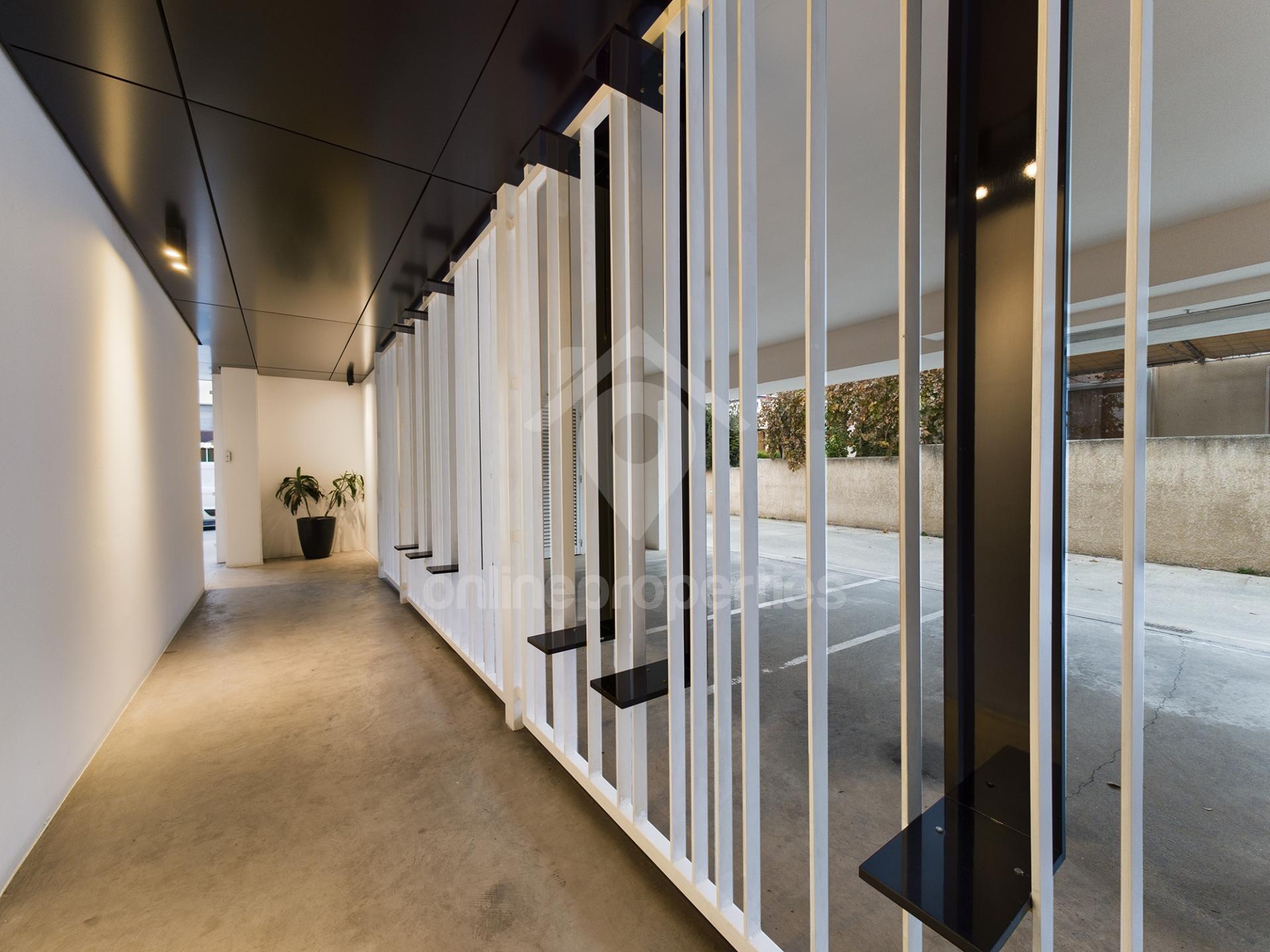 To change image, hover mouse over thumbnails below