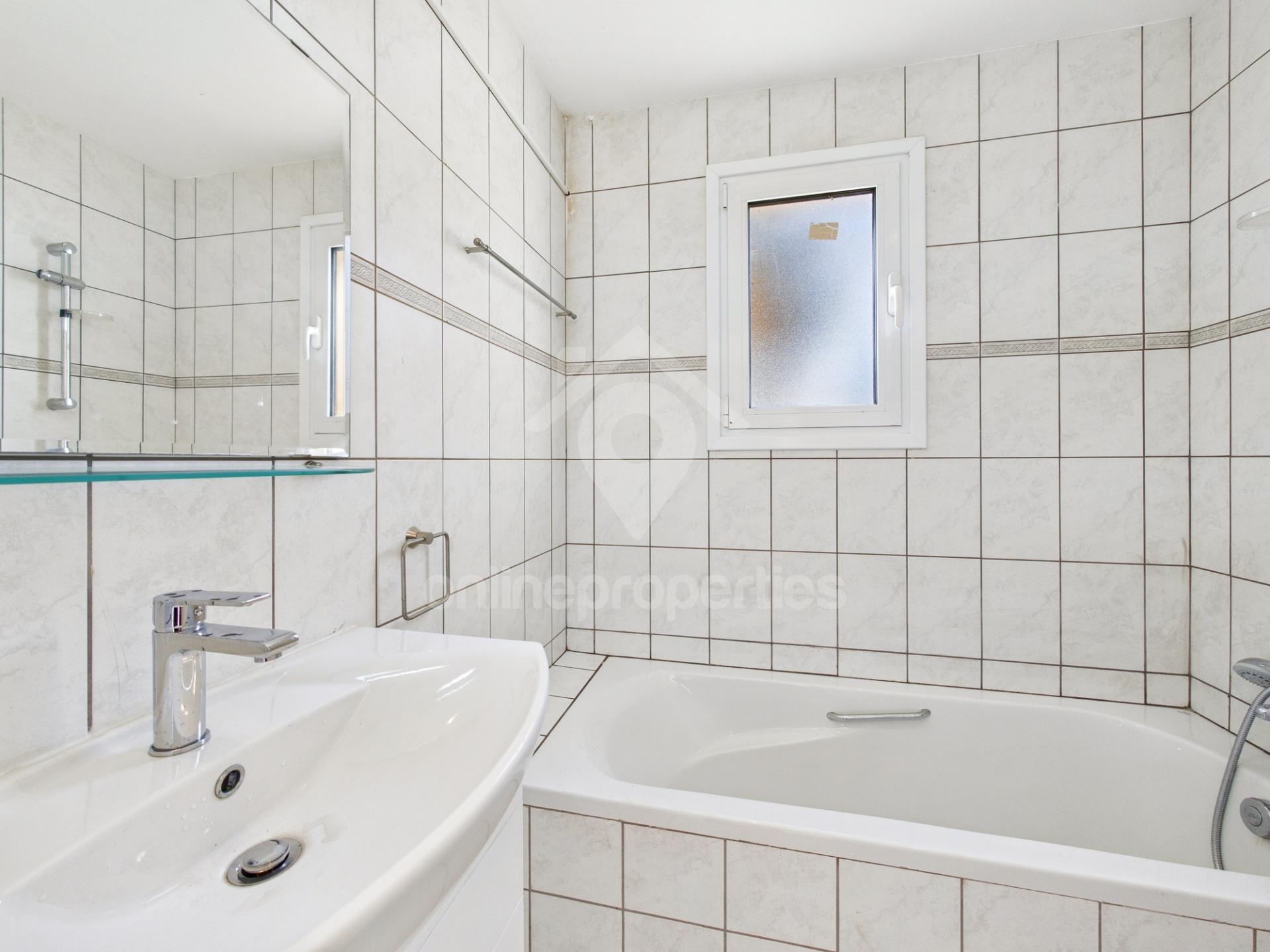 To change image, hover mouse over thumbnails below