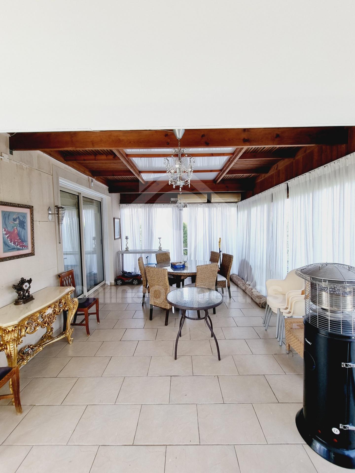 To change image, hover mouse over thumbnails below