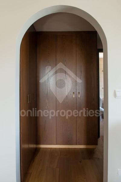 To change image, hover mouse over thumbnails below