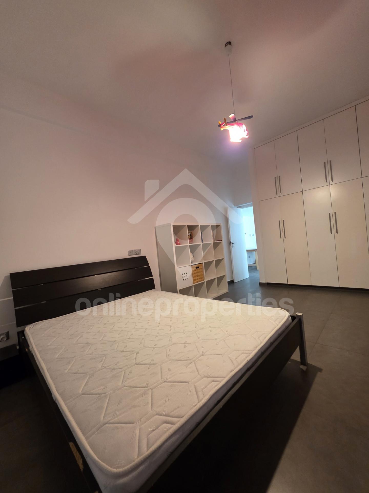 To change image, hover mouse over thumbnails below