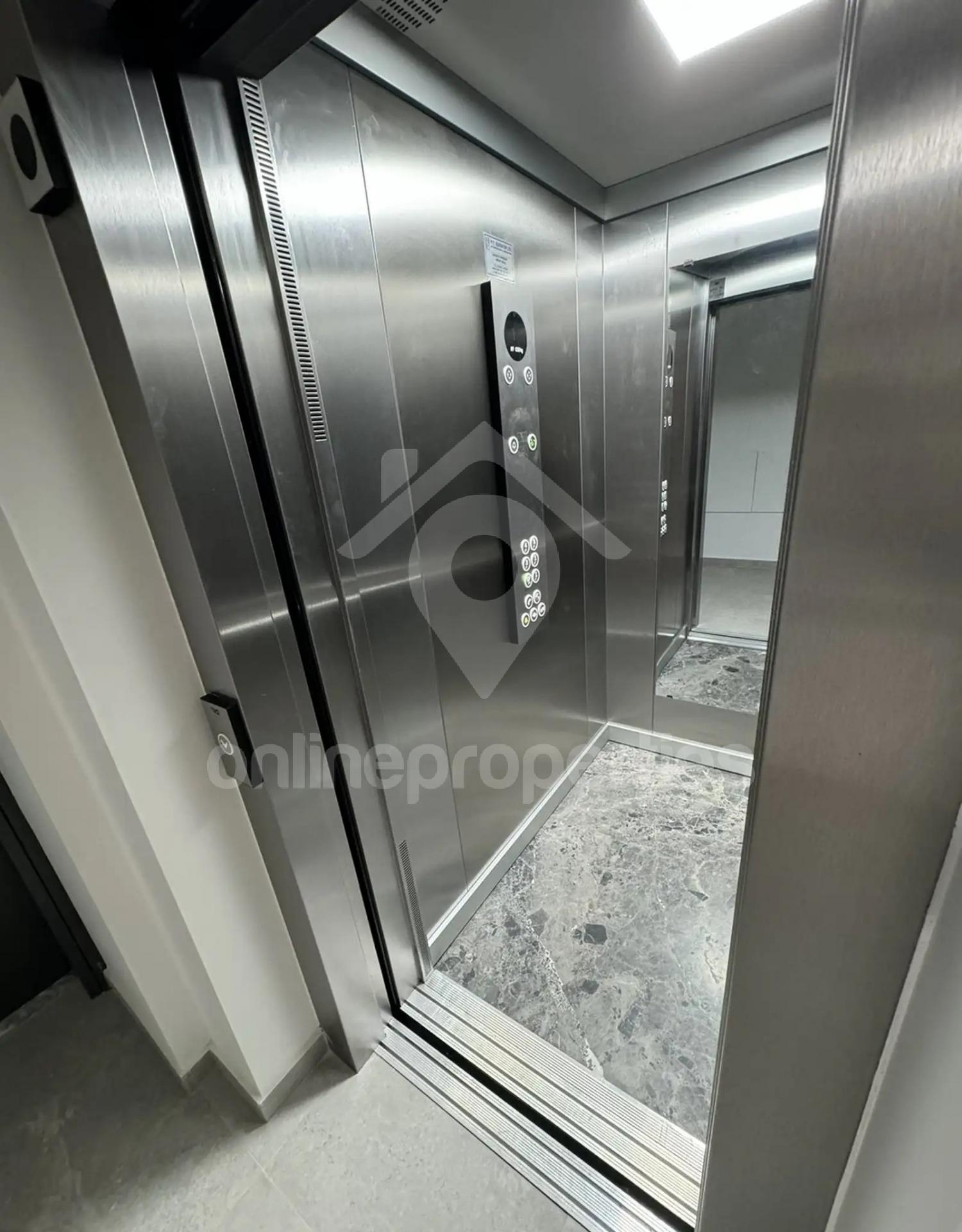 To change image, hover mouse over thumbnails below