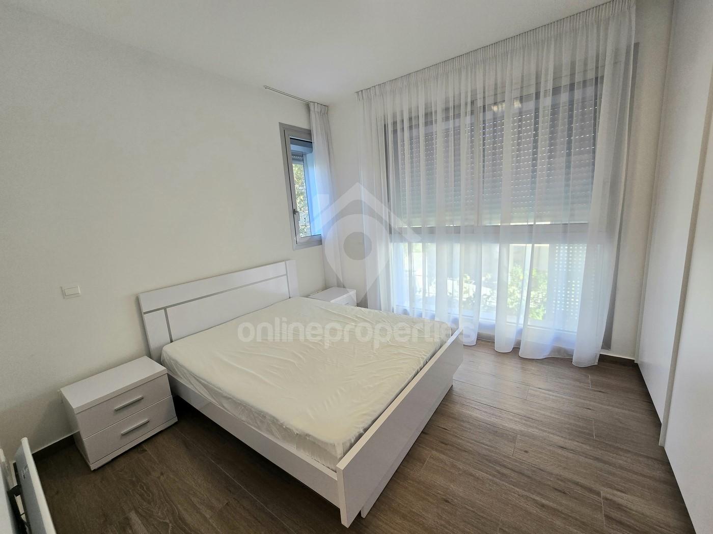 To change image, hover mouse over thumbnails below