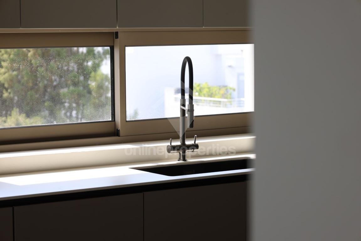 To change image, hover mouse over thumbnails below