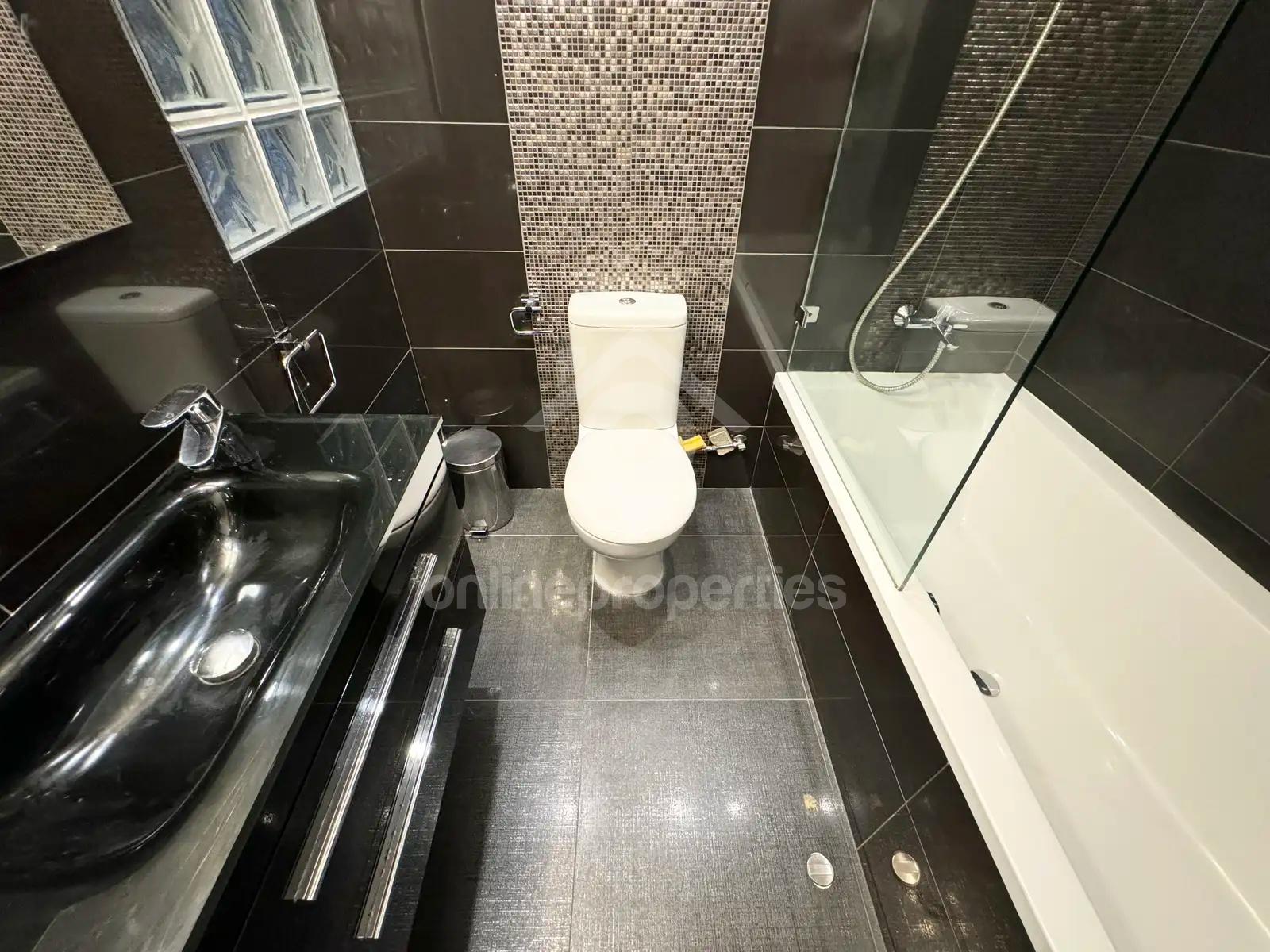 To change image, hover mouse over thumbnails below