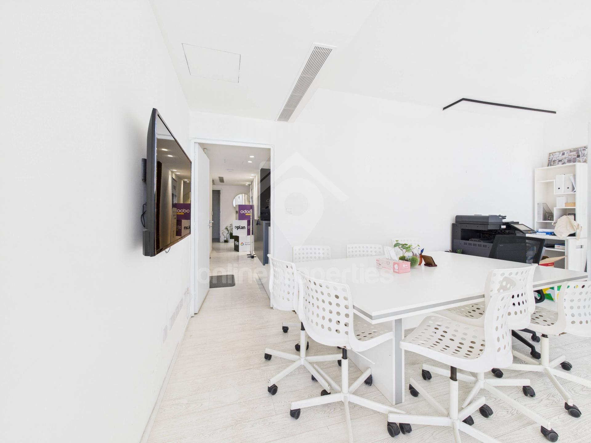 To change image, hover mouse over thumbnails below