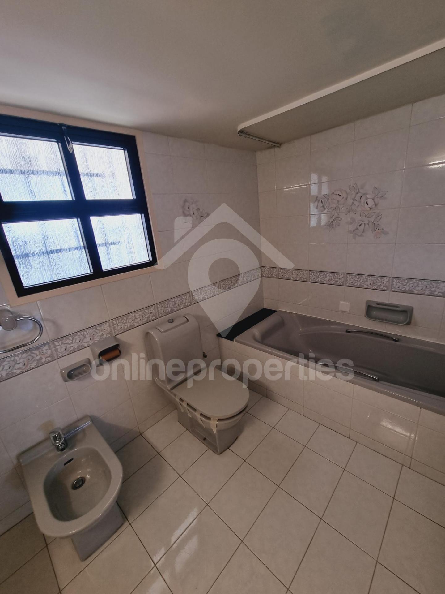 To change image, hover mouse over thumbnails below