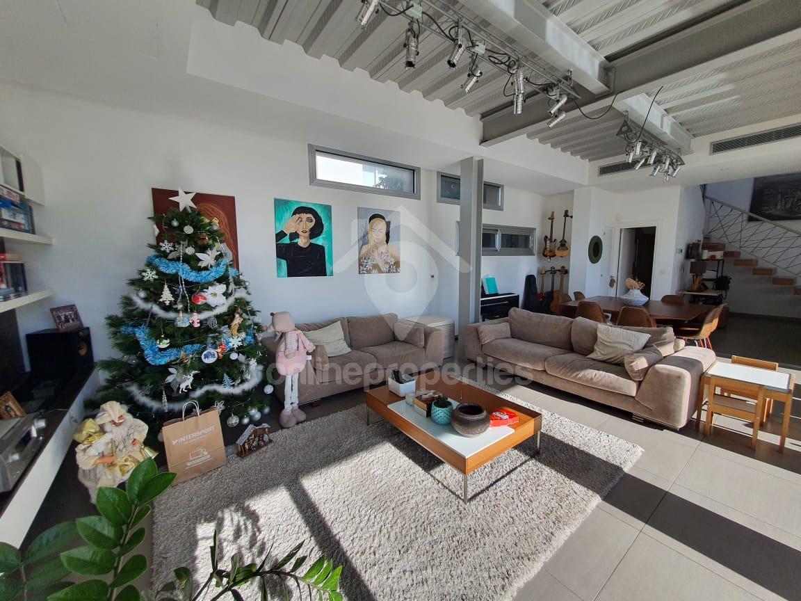 To change image, hover mouse over thumbnails below