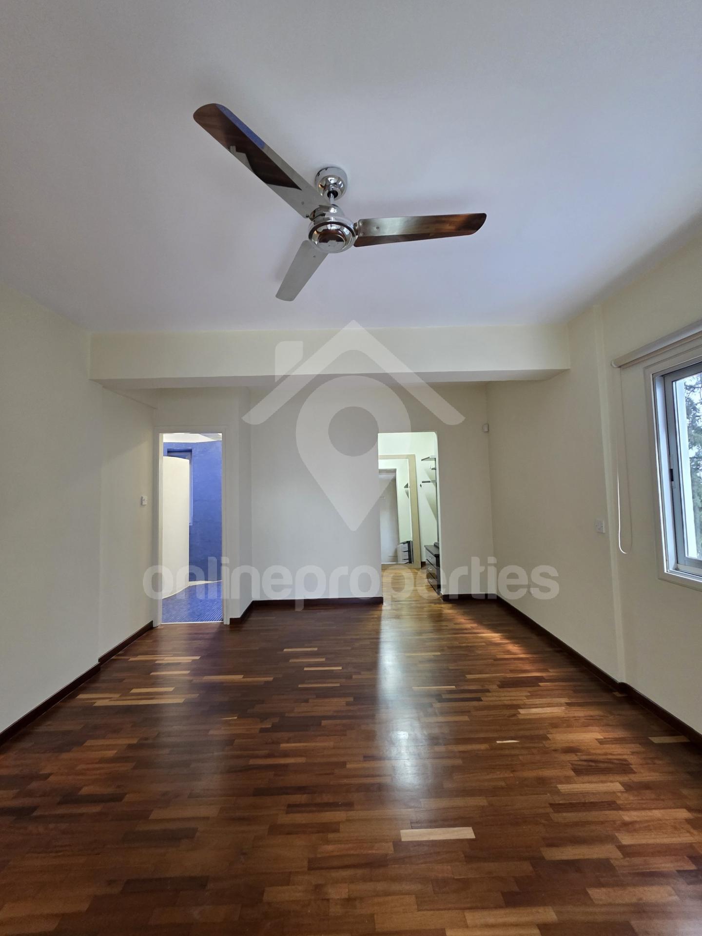 To change image, hover mouse over thumbnails below