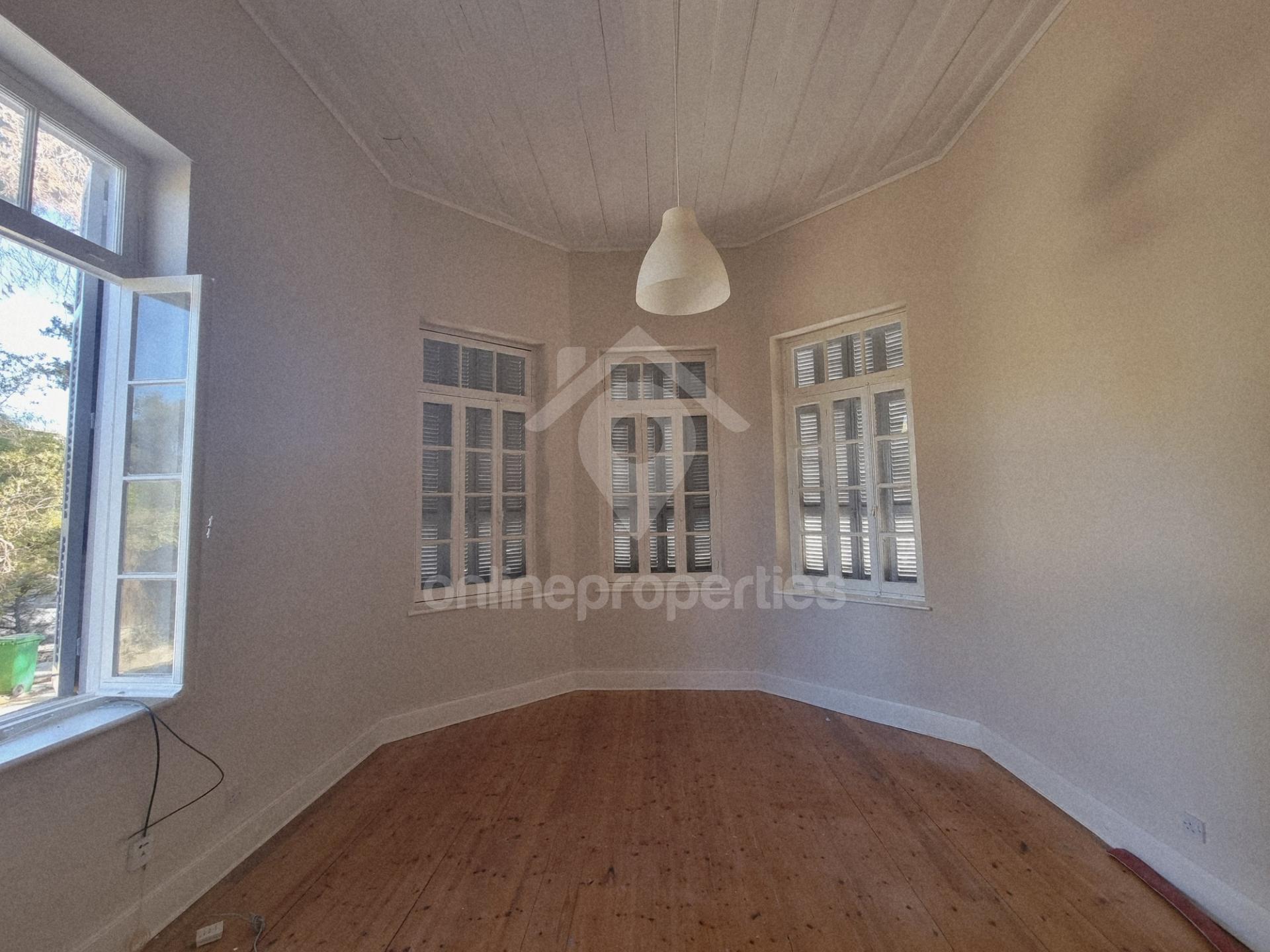 To change image, hover mouse over thumbnails below