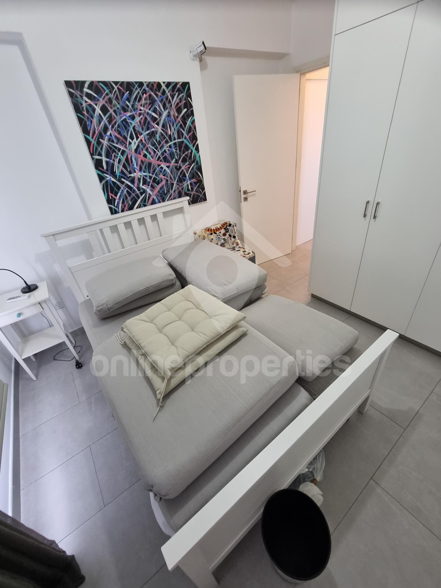 To change image, hover mouse over thumbnails below