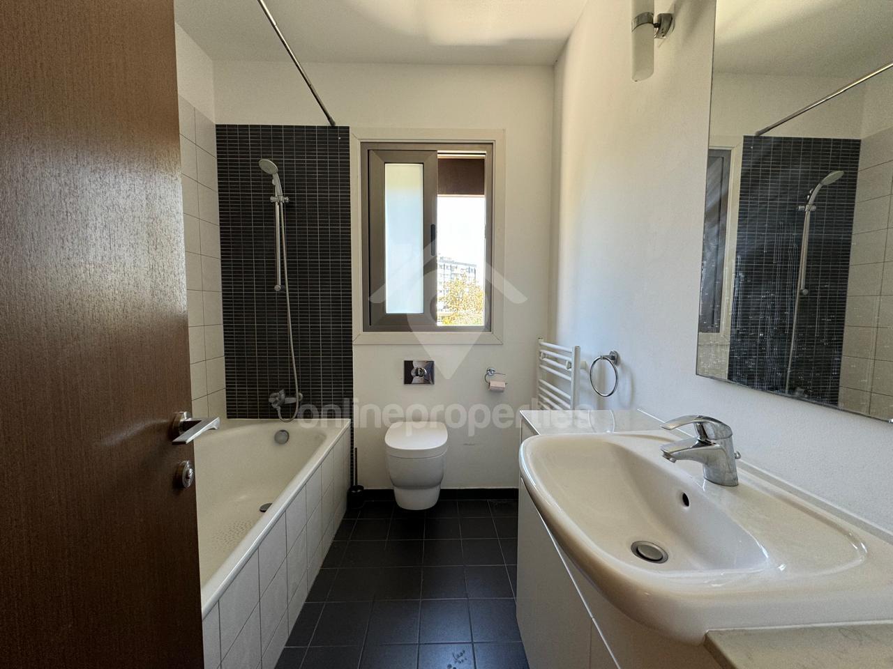 To change image, hover mouse over thumbnails below