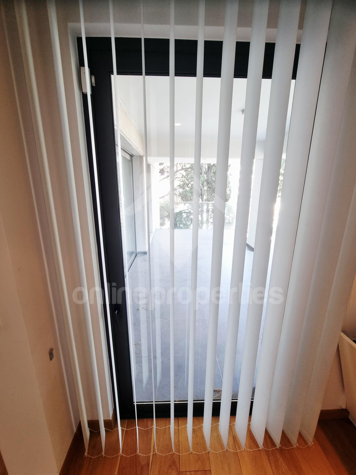 To change image, hover mouse over thumbnails below