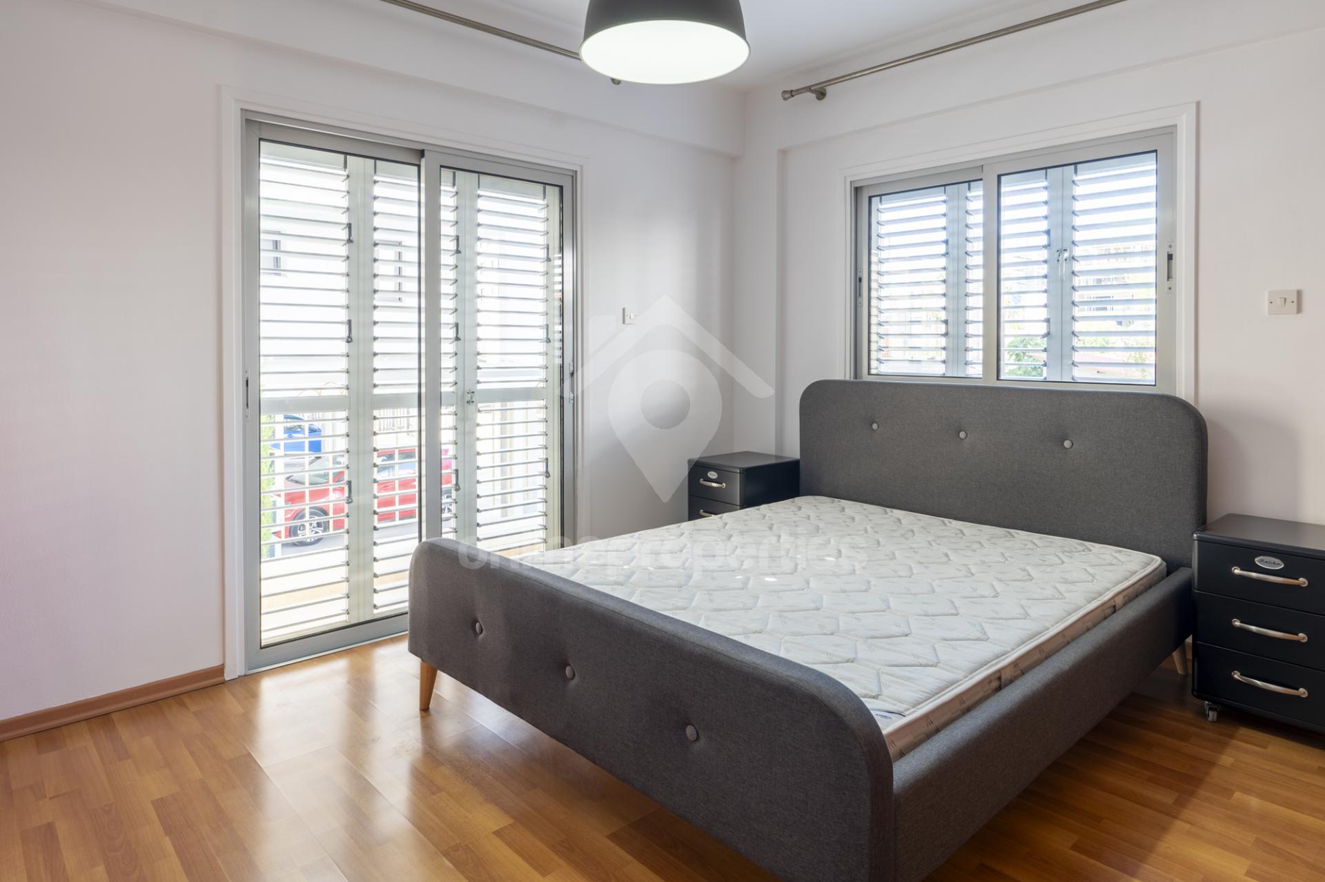 To change image, hover mouse over thumbnails below