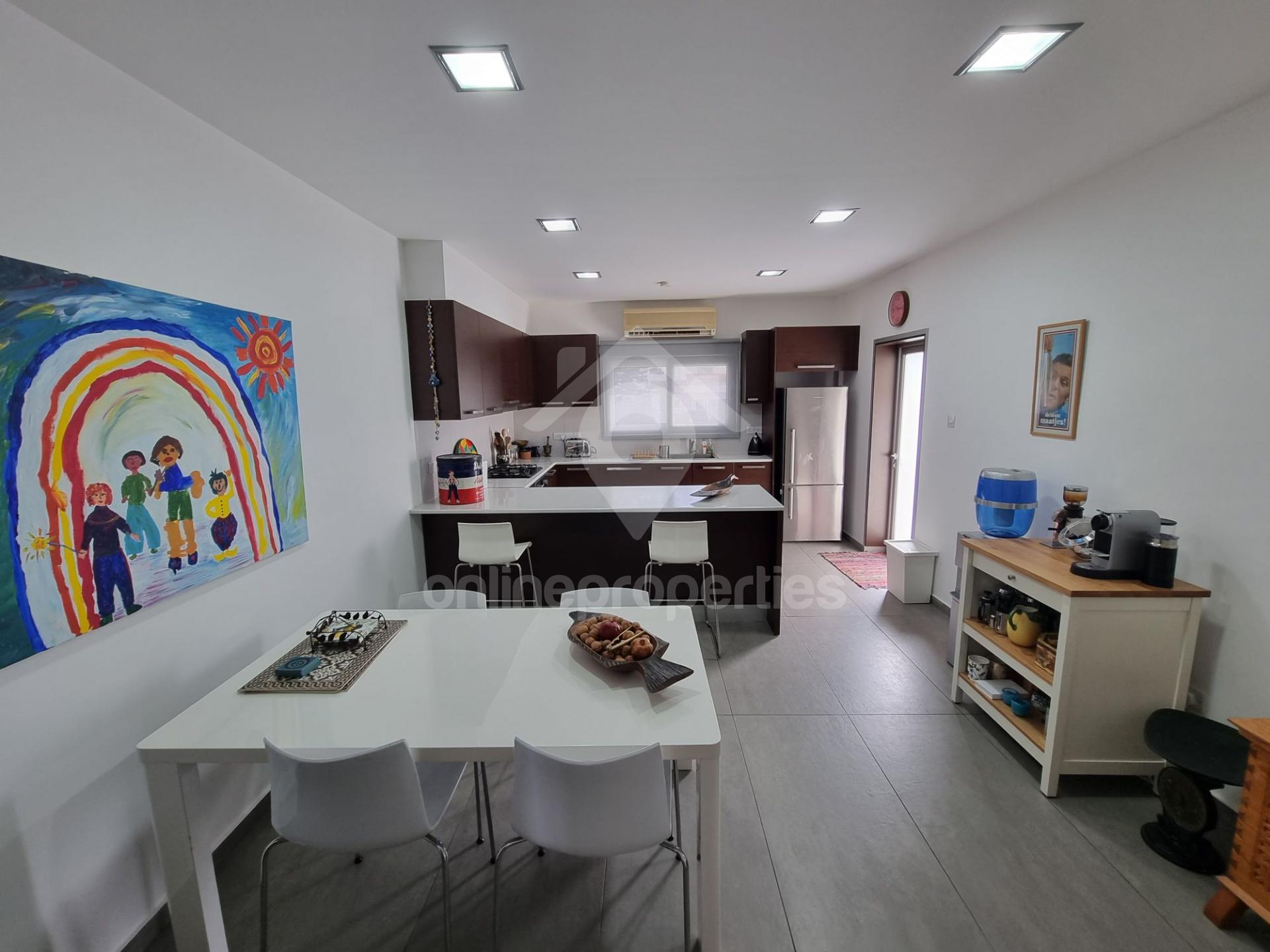 To change image, hover mouse over thumbnails below