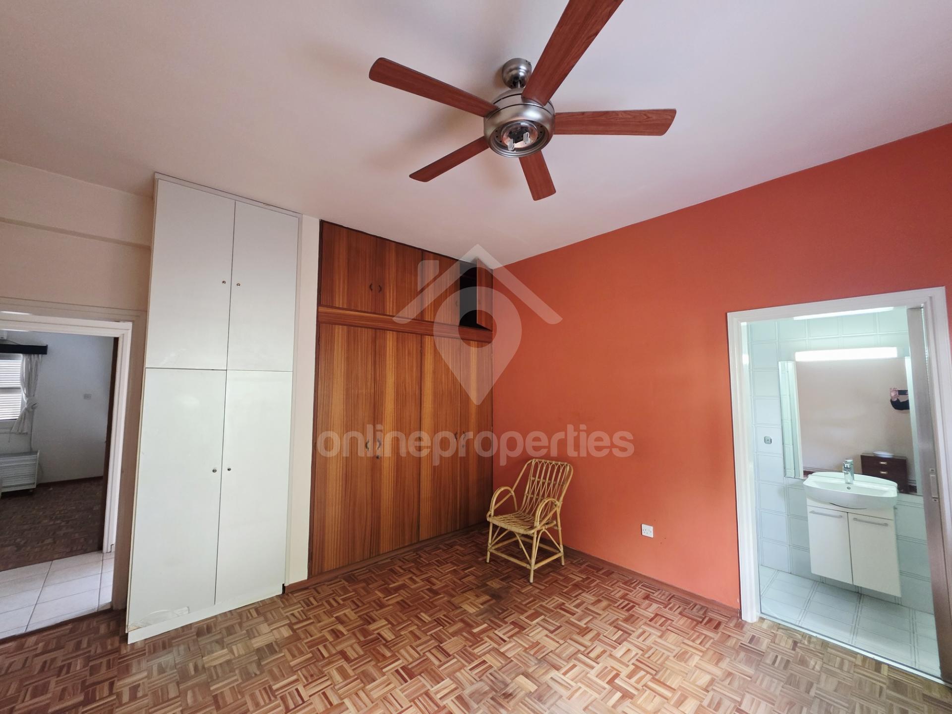 To change image, hover mouse over thumbnails below