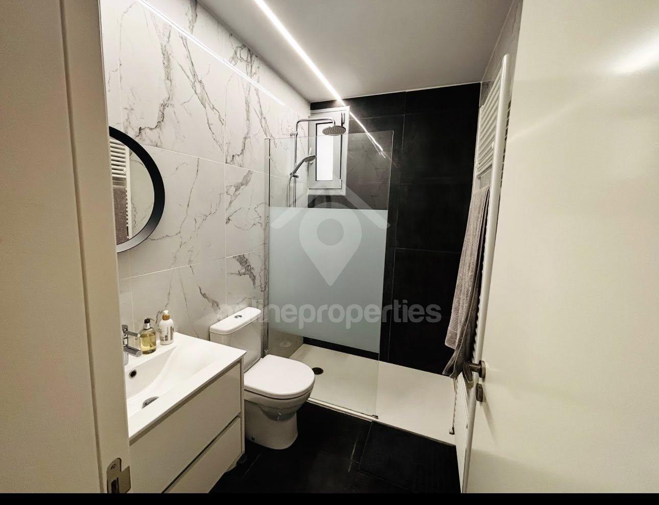 To change image, hover mouse over thumbnails below