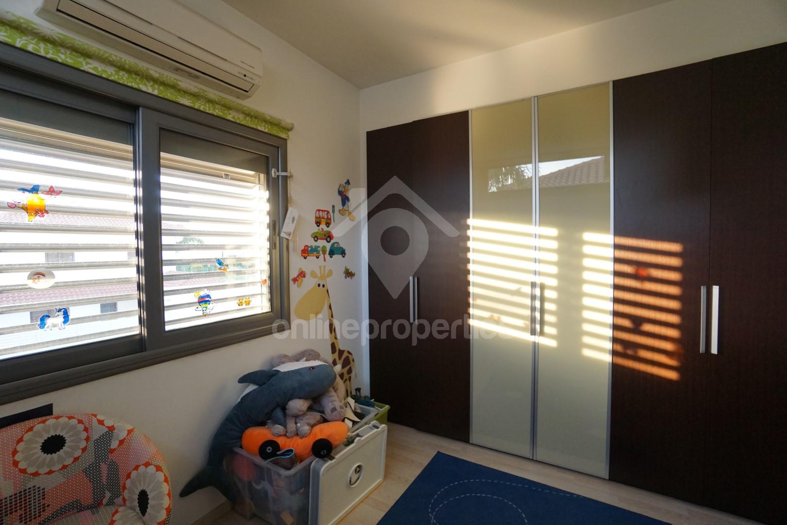 To change image, hover mouse over thumbnails below