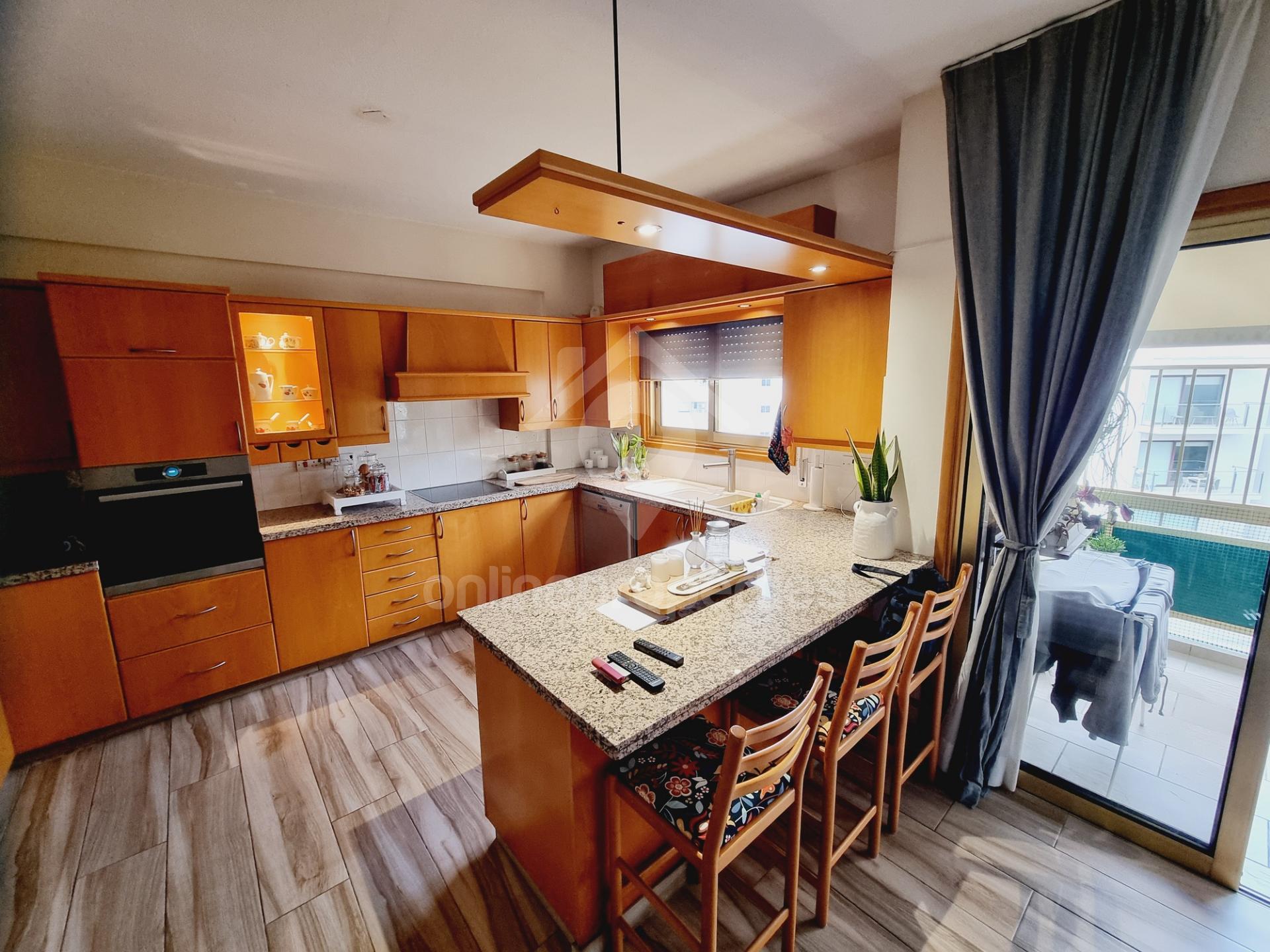 To change image, hover mouse over thumbnails below