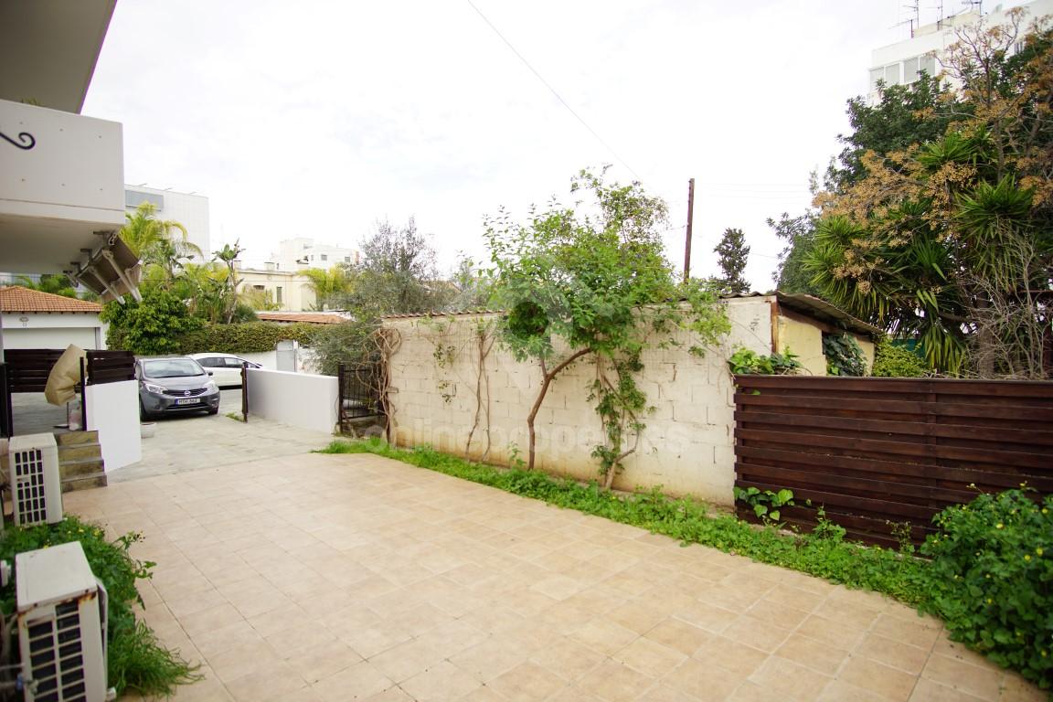 To change image, hover mouse over thumbnails below