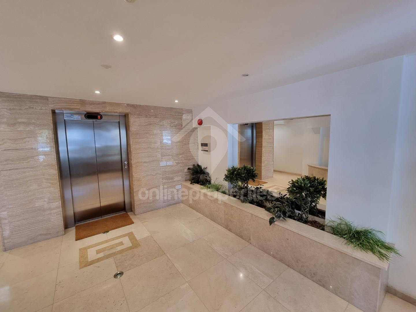 To change image, hover mouse over thumbnails below