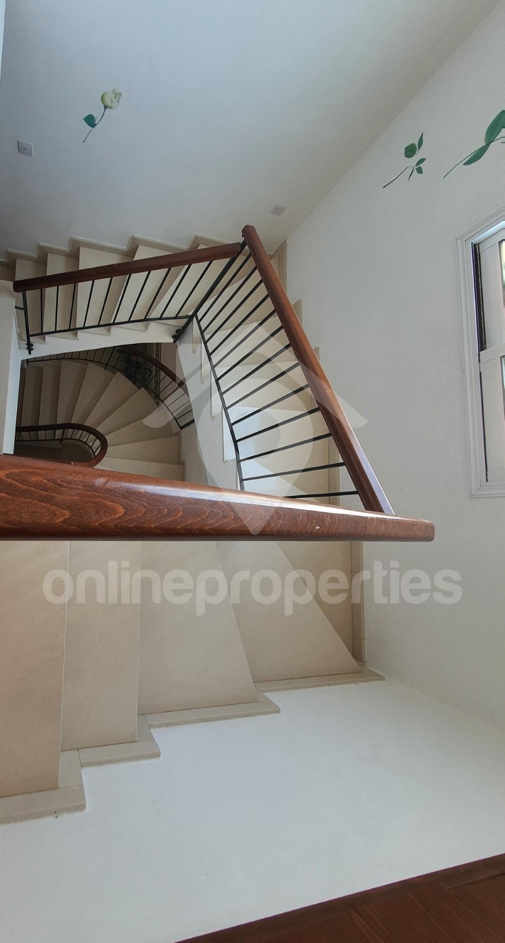 To change image, hover mouse over thumbnails below