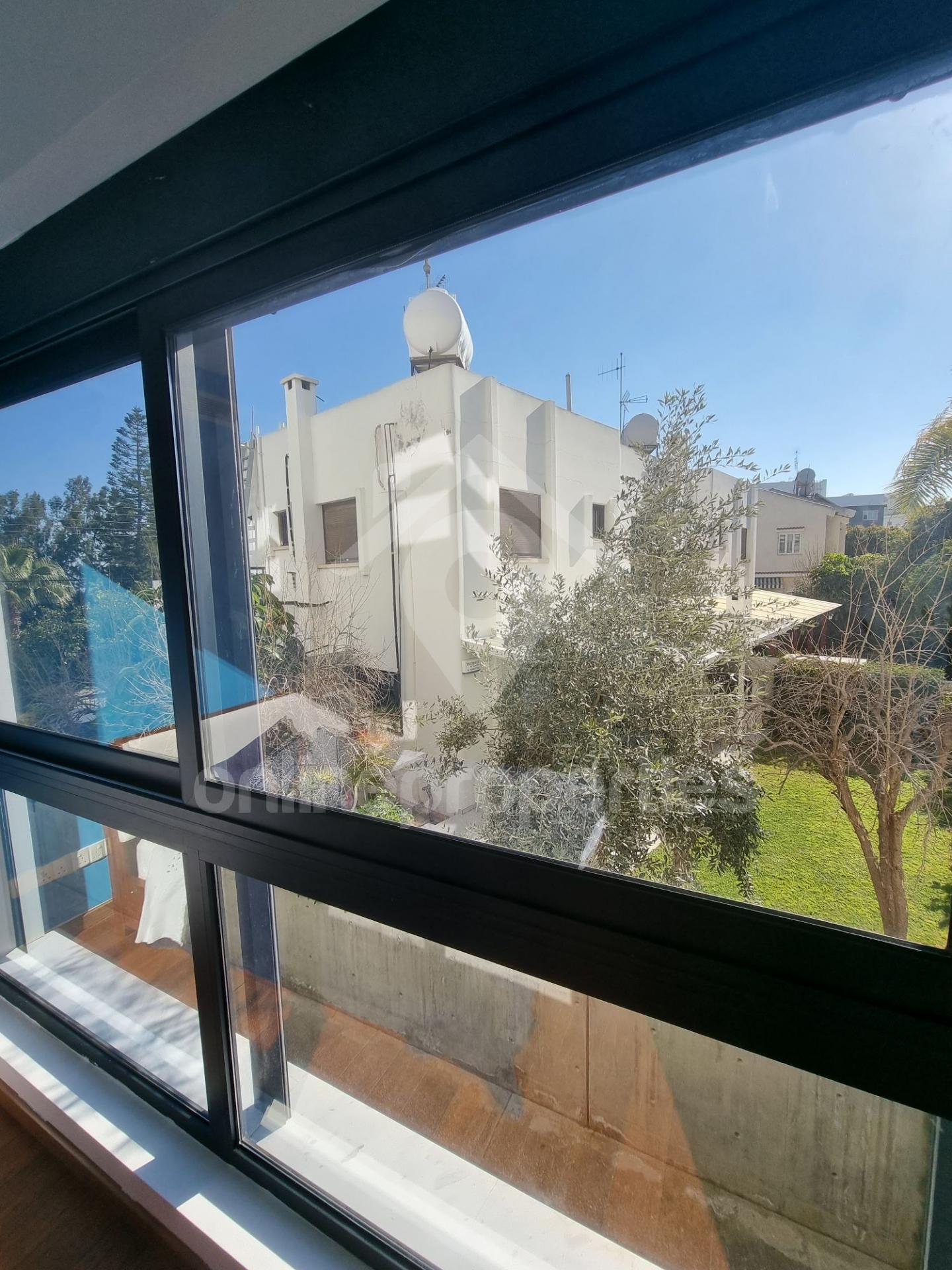 To change image, hover mouse over thumbnails below