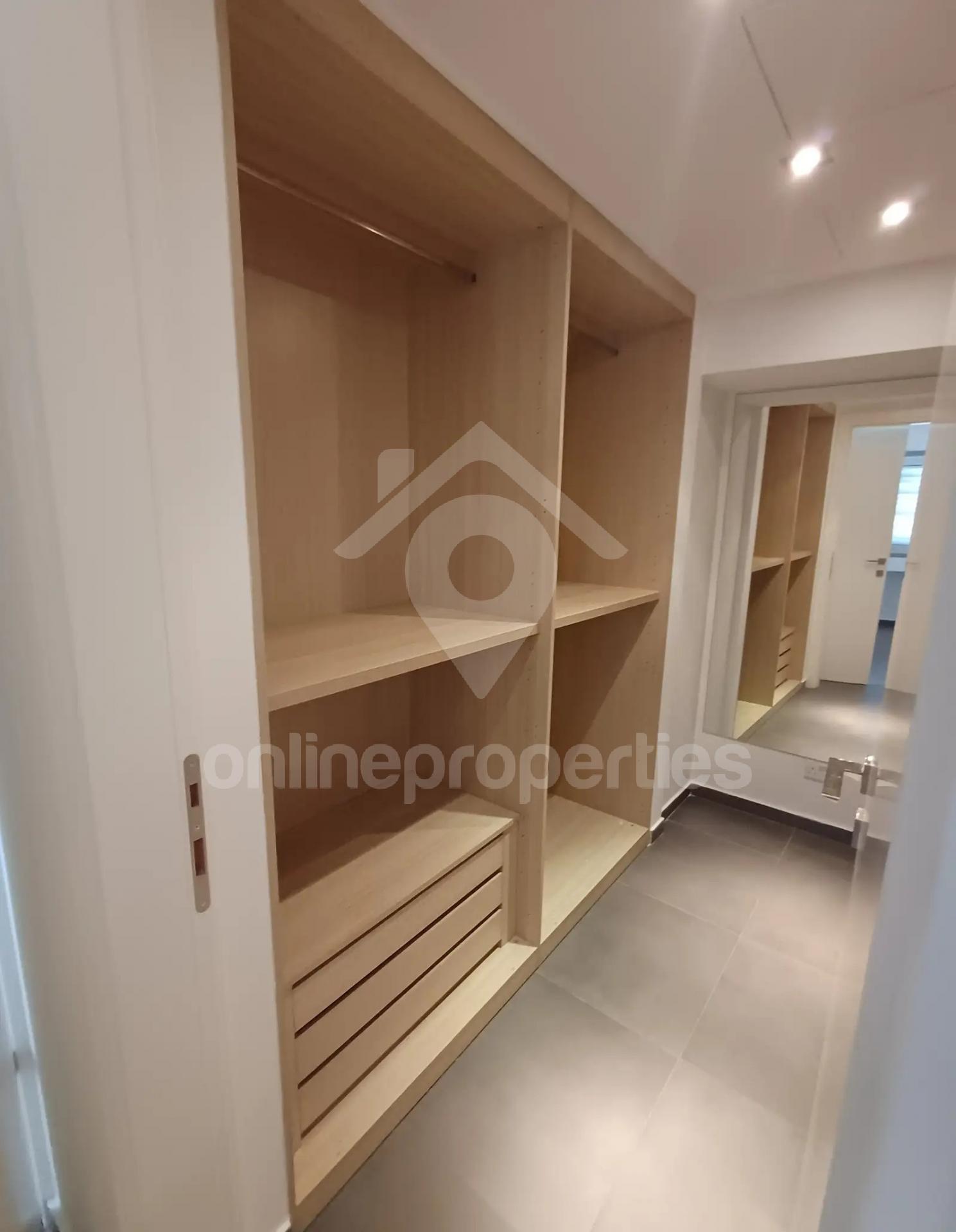 To change image, hover mouse over thumbnails below