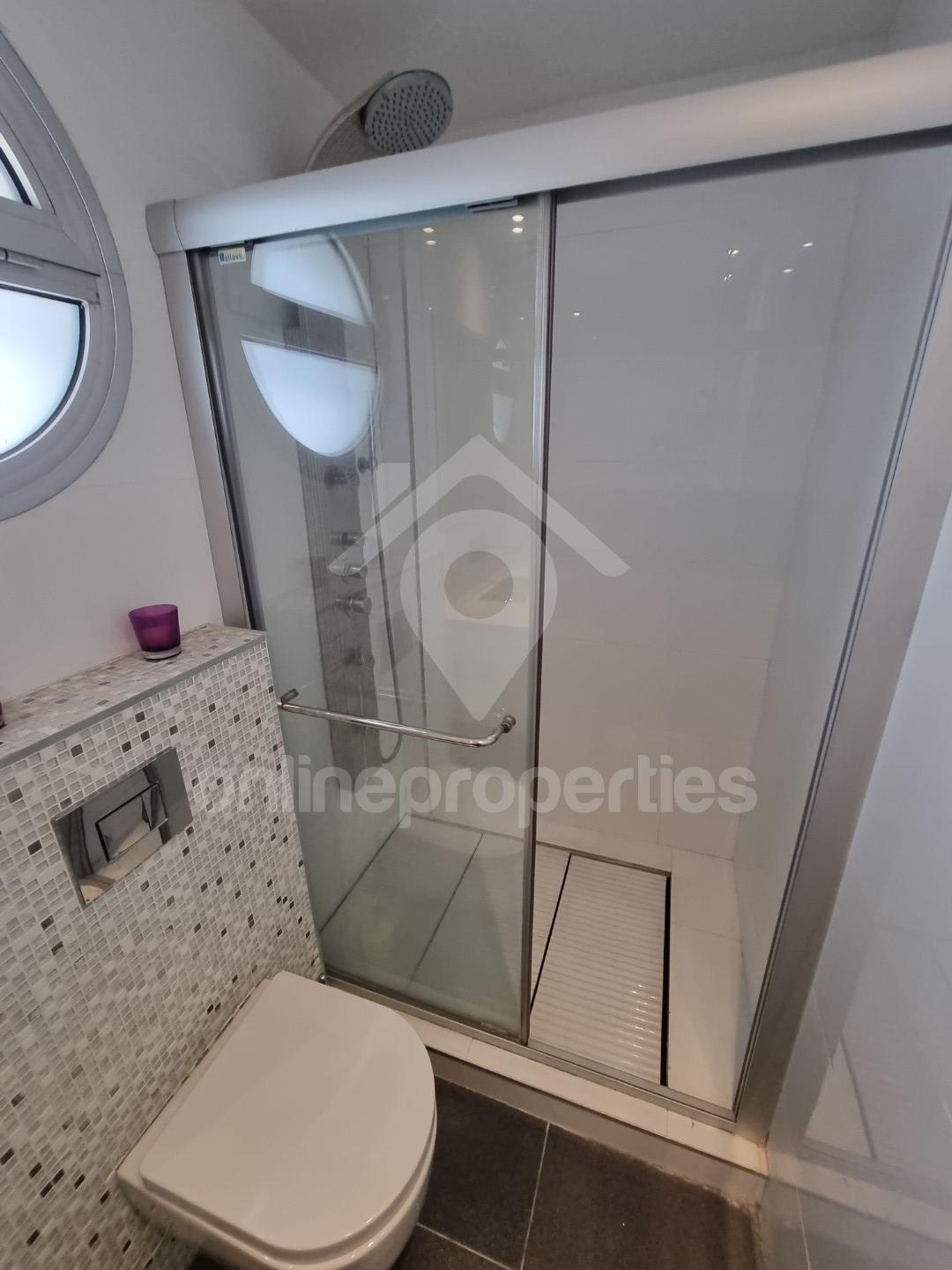 To change image, hover mouse over thumbnails below