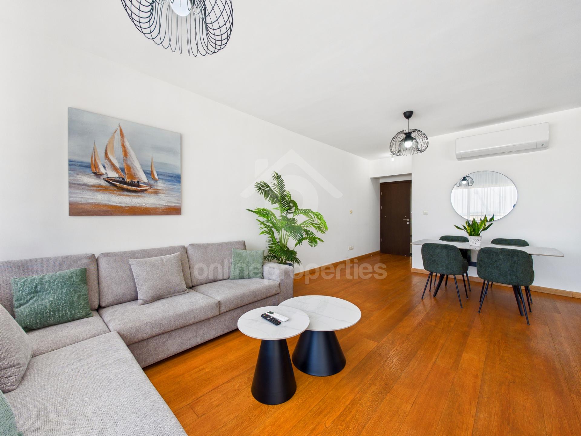 To change image, hover mouse over thumbnails below