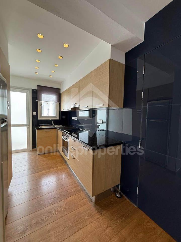 To change image, hover mouse over thumbnails below