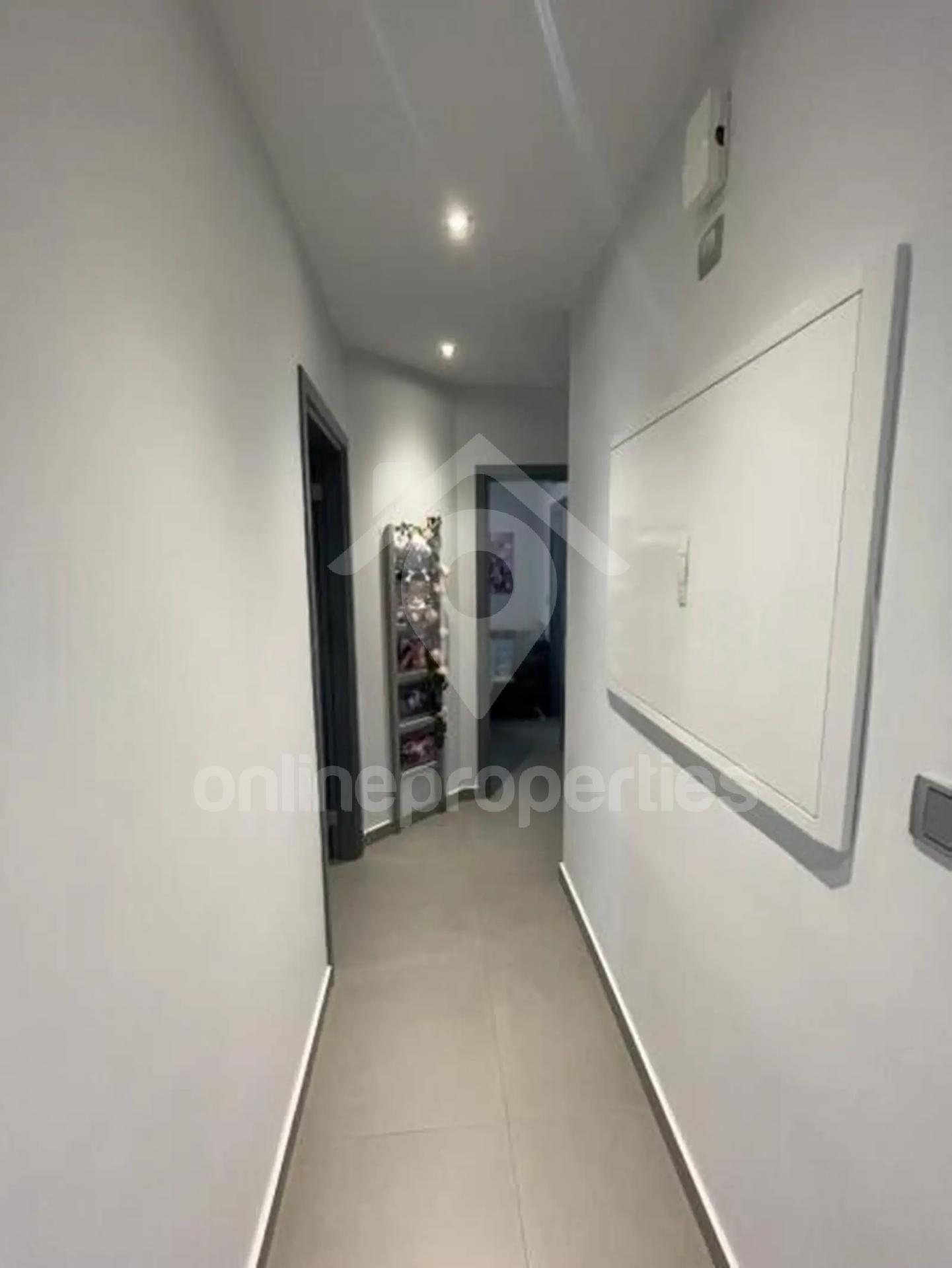 To change image, hover mouse over thumbnails below