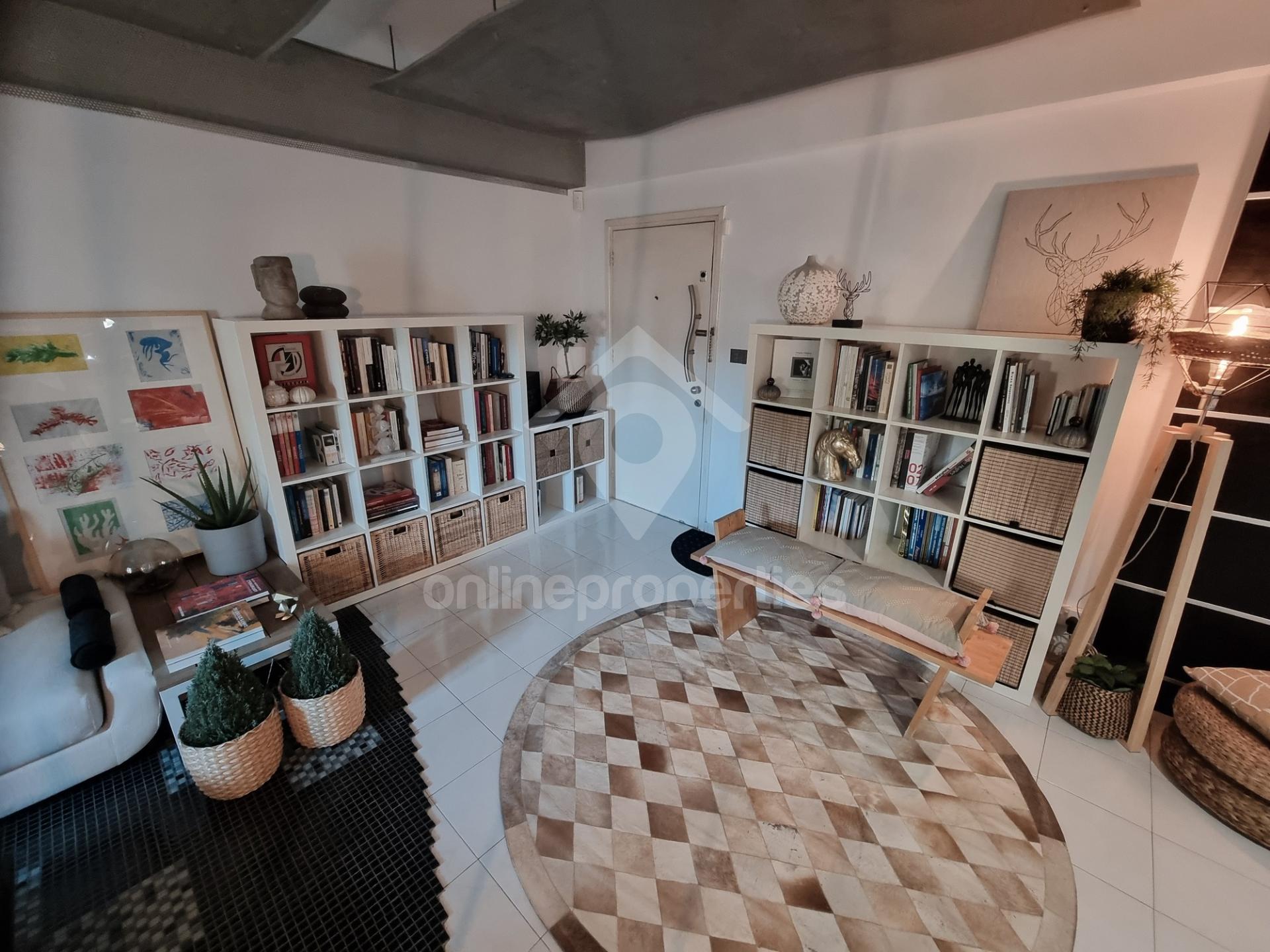 To change image, hover mouse over thumbnails below