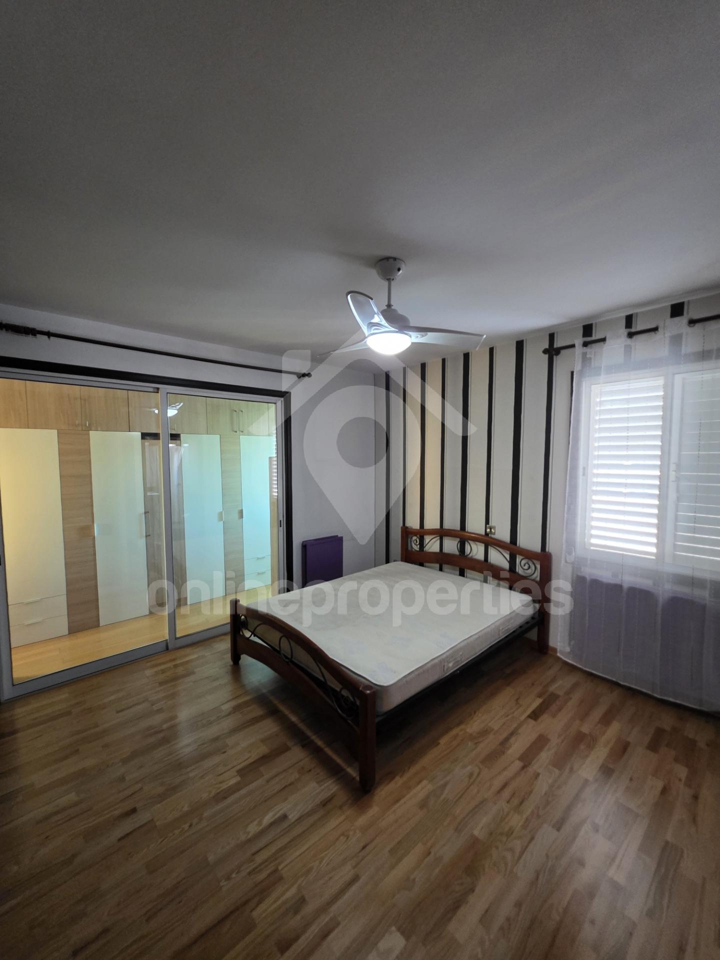 To change image, hover mouse over thumbnails below