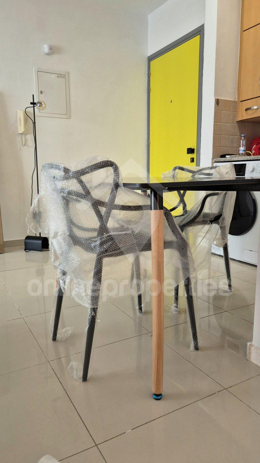 To change image, hover mouse over thumbnails below