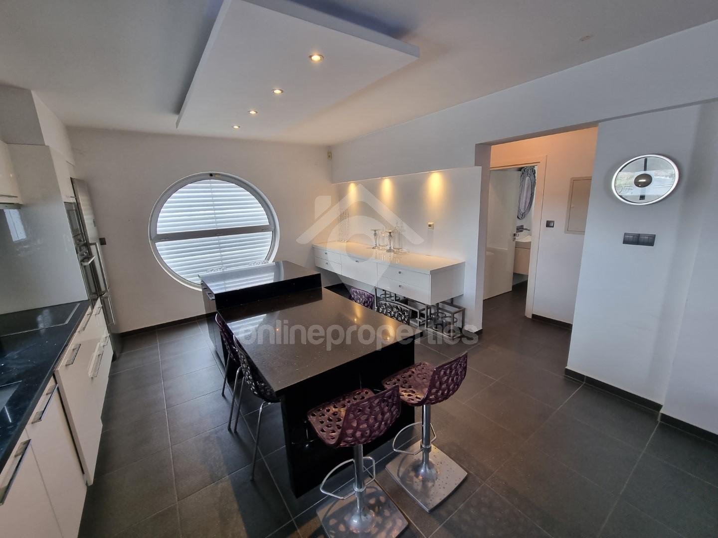 To change image, hover mouse over thumbnails below