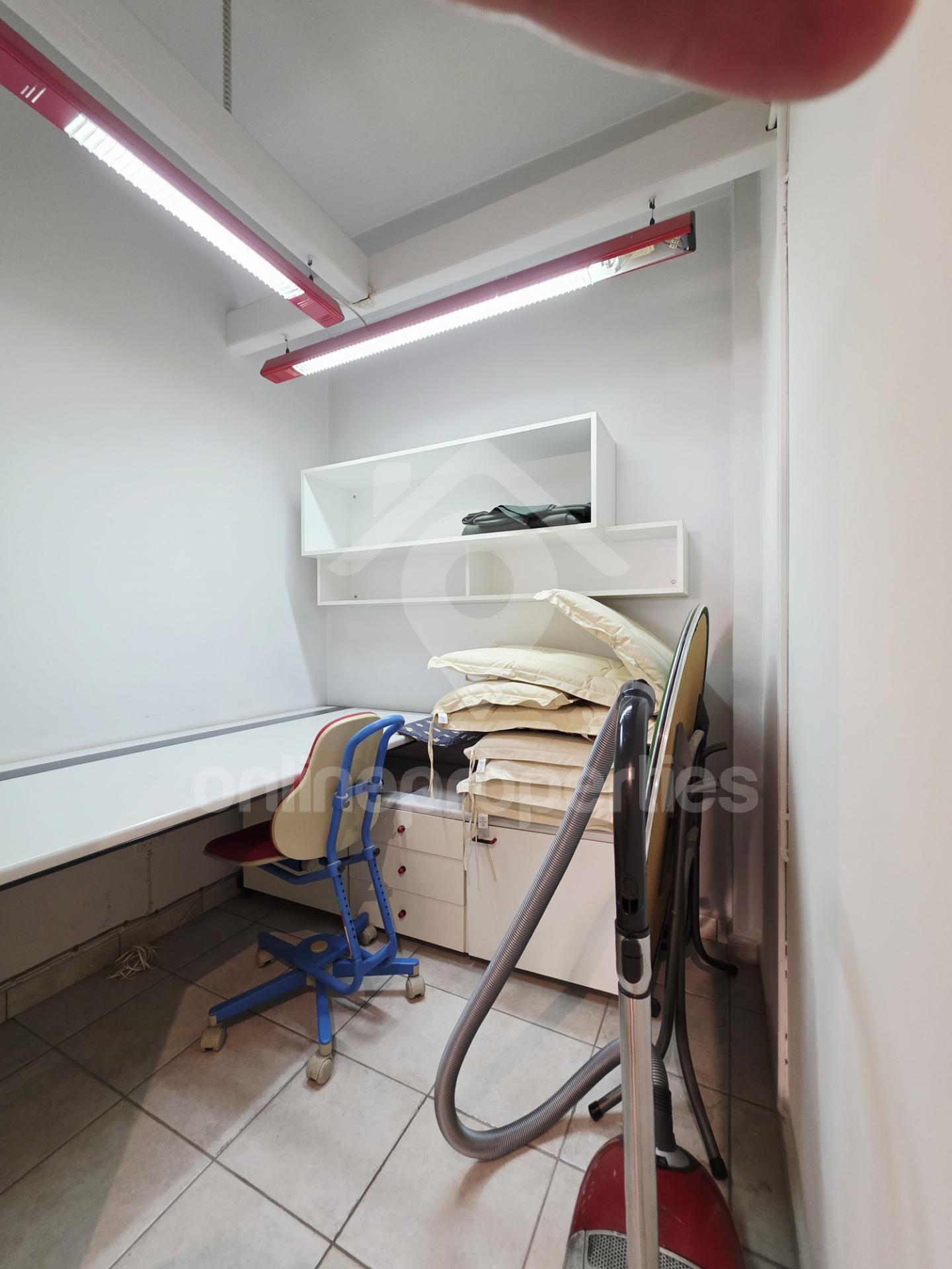 To change image, hover mouse over thumbnails below